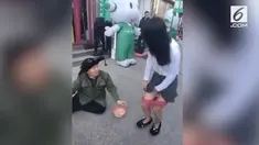 Enggan memberi uang untuk pengemis, wanita ini justru melempar celana dalamnya.