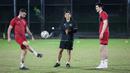 <p>Pemain Timnas Indonesia, Jordi Amat (kiri) dan Elkan Baggott (kanan) berlatih menjelang FIFA Matchday melawan Burundi di lapangan latih 2 Jakarta International Stadium (JIS), Jakarta, Kamis (23/03/2023). (Bola.com/Bagaskara Lazuardi)</p>