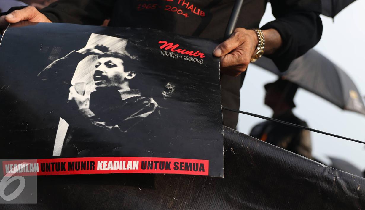 Aktivis memperlihatkan poster Munir saat aksi Kamisan di Jakarta, Kamis (8/9). Dalam aksinya mereka kembali meminta penyelesaian pelanggaran HAM, khususnya kasus pembunuhan Munir yang telah 12 tahun berlalu. (Liputan6.com/Immanuel Antonius)