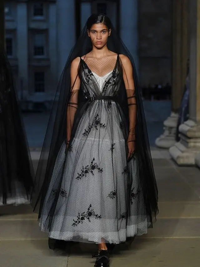 London Fashion Week Diselimuti Duka, Erdem Hadirkan Koleksi Gaun Ratu Elizabeth II Saat Penobatan