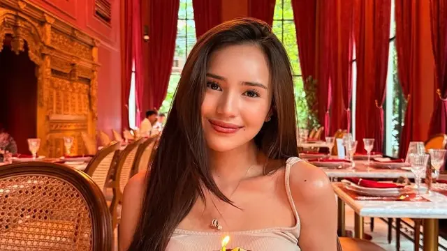 Makeup natural Beby Tsabina Ulang Tahun ke-23 bersama keluarga dan sahabat. [@bebytsabina]