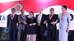 Pendiri Yayasan Pendidikan Soekarno (YPS), Rachmawati Soekarnoputri berjabat tangan dengan Mantan PM Malaysia Mahatir Mohamad (kedua kiri) usai penyerahan Anugerah Tanda Kehormatan Star of Soekarno di Jakarta, Minggu (27/9). (Liputan6.com/Herman Zakharia)