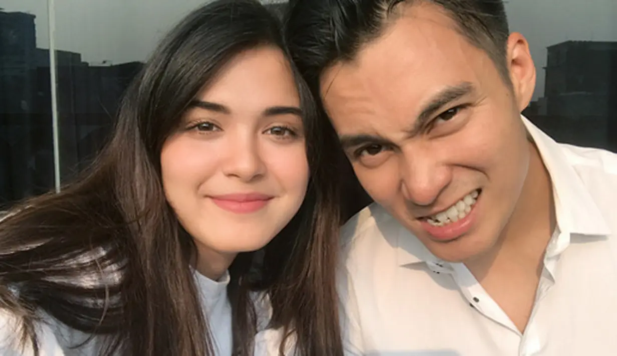 "Bismillah 💙," tulis Vebby Palwinta dalam keterangan fotonya, Minggu (24/9/2017). Baik Baim maupun Vebby terlihat dalam foto keluarga besar keduanya. (Instagram/baimwong)