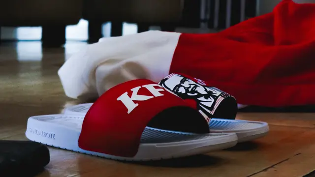 Sandalboyz menghadirkan dua koleksi sandal untuk kolaborasi bersama KFC