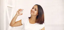 Tak hanya kulit, kain juga memiliki karakter berbeda dalam menyimpan aroma parfum. Serat tertentu mampu menahan molekul wangi lebih lama, meski tetap perlu berhati-hati agar tidak meninggalkan noda. [Dok/freepik.com/prostooleh].