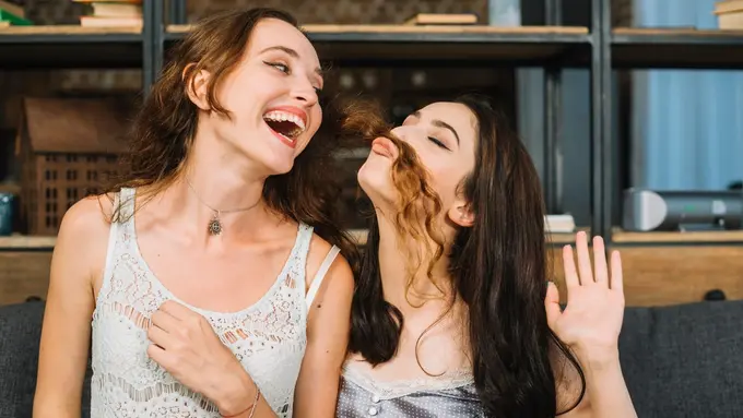 5 Tipe Teman yang Paling Cocok untuk Zodiak Gemini - Cover