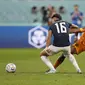 Penyerang Ekuador, Jeremy Sarmiento berusaha melewati bek Belanda, Jurrien Timber pada pertandingan grup A Piala Dunia 2022 Qatar di Stadion Internasional Khalifa di Doha, Qatar, Jumat (25/11/2022). Dengan hasil imbang ini, Belanda dan Ekuador  berhasil mengumpulkan empat poin di klasemen. (AP Photo/ Martin Meissner)