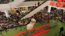 Pengunjung antusias menyaksikan pertunjukan barongsai yang digelar oleh sebuah pusat perbelanjaan untuk menyambut Tahun Baru Imlek, Jakarta, Indonesia, Sabtu (2/2). (AP Photo/Tatan Syuflana)