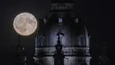 Bulan penuh yang disebut sebagai Buck Moon terbit di sore hari di langit di belakang Frauenkirche, di Dresden, Jerman, Senin, 3 Juli 2023. (Robert Michael/dpa via AP)