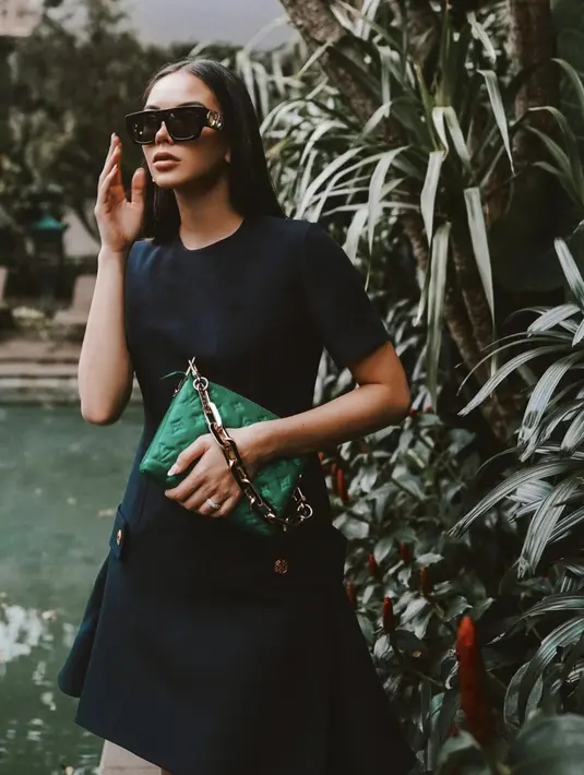 Kali ini, Alyssa Daguise juga terlihat sempurna dengan a-line mini dress disertai aksen kancing yang memikat.  [Foto: Instagram/ Alyssa Daguise ]