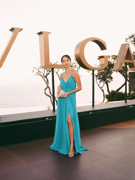 Gaun loose itu bikin kesan glamor yang effortless. Ditambah dengan aksesori kalung Mediterranea dari Bulgari yang melingkar di leher Putri Marino [@putrimarino]