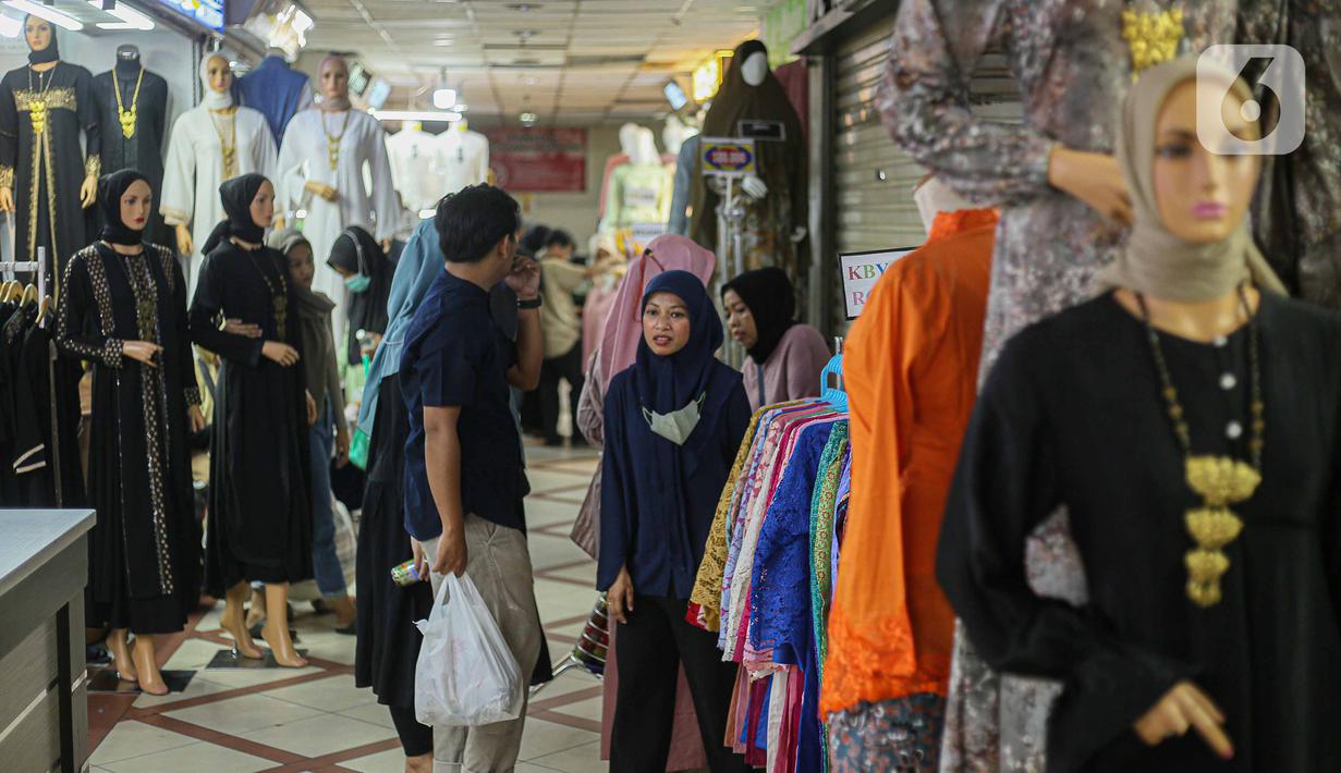 Sejumlah pengunjung yang mulai lalu-lalang di kawasan Pasar Tanah Abang siang ini. (Liputan6.com/Faizal Fanani)
