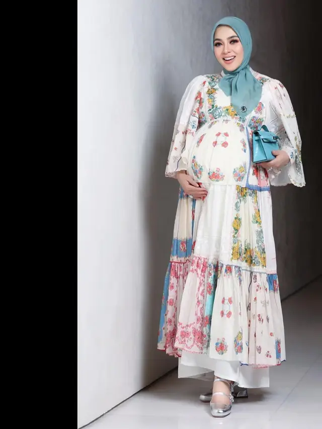 Gaya Bumil Terbaru Syahrini dengan Tenteng Tas Hermes Biru Muda, Spill Jenis Kelamin Anak Pertamanya?