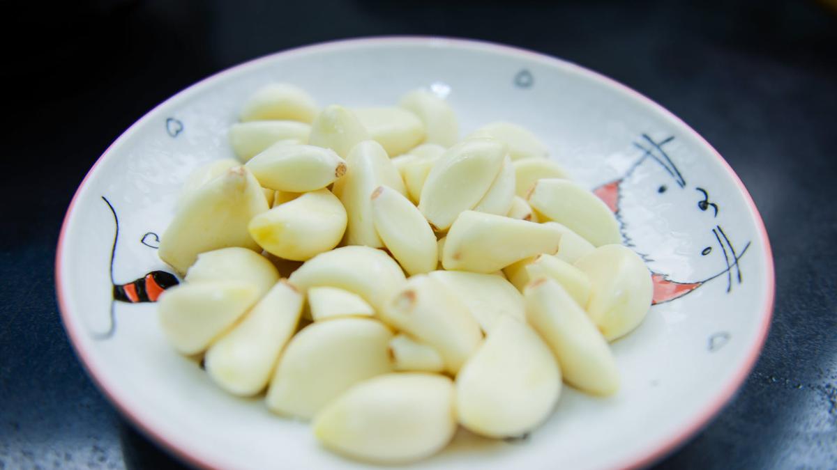 Mudah Dicoba, Ini Resep Infus Bawang Putih Berkhasiat Mengontrol Asam Urat