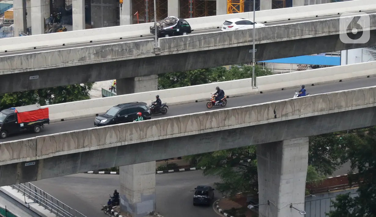 Sejumlah sepeda motor nekat melintasi jalan layang non tol (JLNT) Casablanca, Jakarta, Selasa (10/12/2019). Meskipun Sudah dilarang namun masih banyak para pengendara sepedah motor nekat memasuki jalur tersebut. (Liputan6.com/Angga Yuniar)