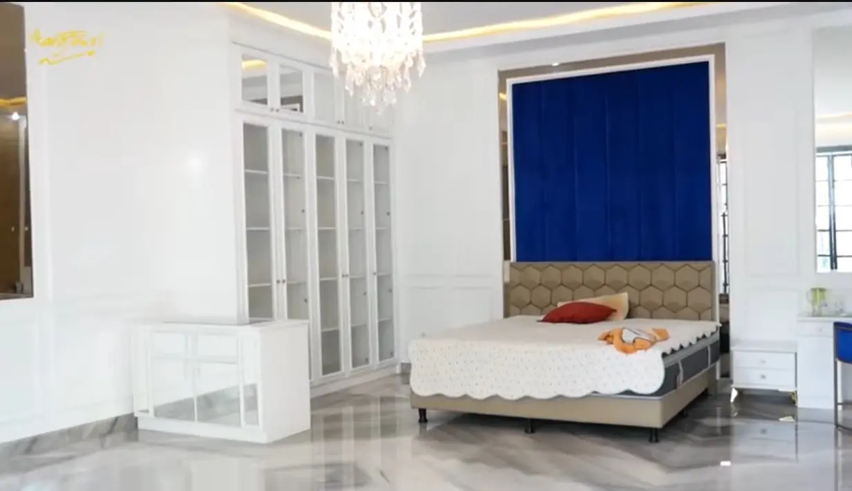 Saat Ikang Fauzi melihat-lihat, rumah ini belum sepenuhnya di tempati. Bahkan, masih banyak ruang-ruangan yang kosong. Kamar utama yang sangat luas dan masih terlihat kosong. Dari kamar bisa langsung melihat ke luar kolam renang. [Youtube/Ikang Fawzi Official]