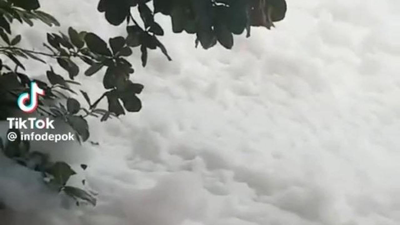 Di awal video, tampak lautan busa putih seperti kapas. Menyebar luas, lautan busa ini tampak seperti awan yang dilihat dari tempat yang tinggi.