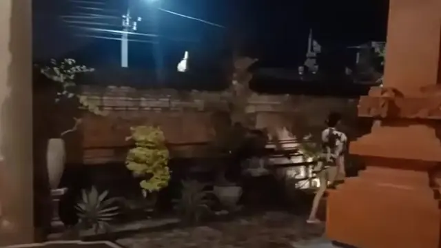 Potret teras rumah Mahalini Raharja yang dipakai untuk acara mepamit (Sumber: YouTube/Tiara Andini)