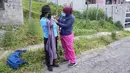 Petugas kesehatan memvaksinasi seorang wanita di sebuah jalan di lingkungan Lucha de los Pobres, Ekuador, 26 Januari 2022. Brigade campuran dari pemerintah kota dan Kementerian Kesehatan mengunjungi lingkungan miskin untuk mendeteksi kasus COVID-19 dan melakukan vaksinasi. (AP Photo/Dolores Ochoa)