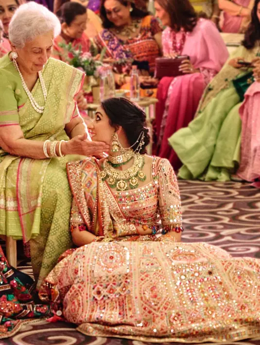 Lengkapi busana tradisionalnya, Radhika Merchant kenakan aksesori yang meriah. Aksesori ini khusus dibuat untuk sang calon pengantin. [@taruntahiliani]