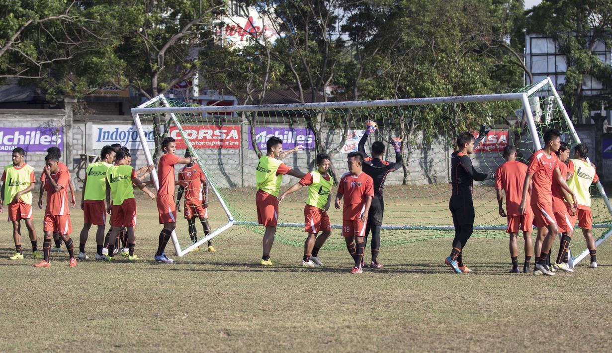 Sejumlah pemain Persija memindahkan gawang saat berlatih jelang laga Piala Presiden melawan Persita di Lapangan Trisakti, Bali, Rabu (2/9/2015). (Bola.com/Vitalis Yogi Trisna) 