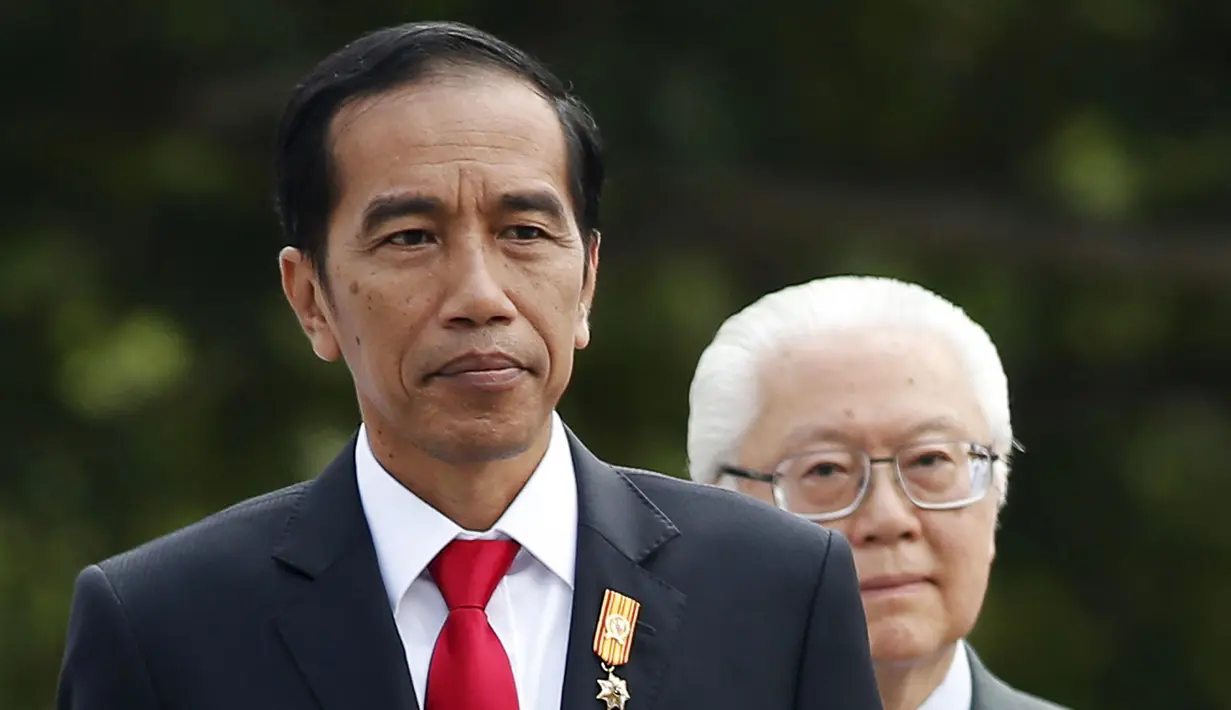 Presiden Jokowi (depan) berjalan ditemani Presiden Singapura, Tony Tan di Istana Kepresidenan Singapura, Selasa, (28/7/2015). Jokowi ingin meningkatkan hubungan bilateral khususnya di bidang ekonomi dengan Singapura. (REUTERS/Edgar Su)