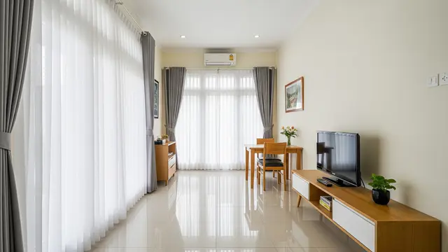Warna Tirai yang Bagus Bikin Ruangan Tampak Luas Putih