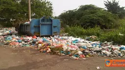 Akibat libur panjang terjadi penumpukan sampah di kawasan Sungai Panas, Batam. Sampah yang menumpuk hingga kebibir jalan menimbulkan bau yang tidak sedap.