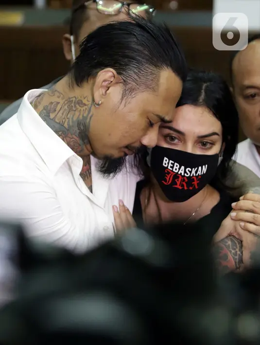 I Gede Ari Astina alias Jerinx SID (kiri) bersama istrinya Nora Alexandra memberi keterangan usai sidang putusan kasus dugaan pengancaman terhadap Adam Deni di Pengadilan Negeri Jakarta Pusat, Kamis (24/2/2022). Jerinx divonis satu tahun penjara, denda Rp 25 juta. (Liputan6.com/Helmi Fithriansyah)