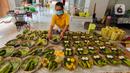 Seorang umat Hindu menyiapkan Ajuman untuk persembahan di Pura Kerta Jaya, Kota Tangerang, Banten, Selasa (15/9/2020). Persiapan tersebut dilakukan jelang Hari Raya Galungan yang jatuh pada 16 September 2020. (Liputan6.com/Angga Yuniar)