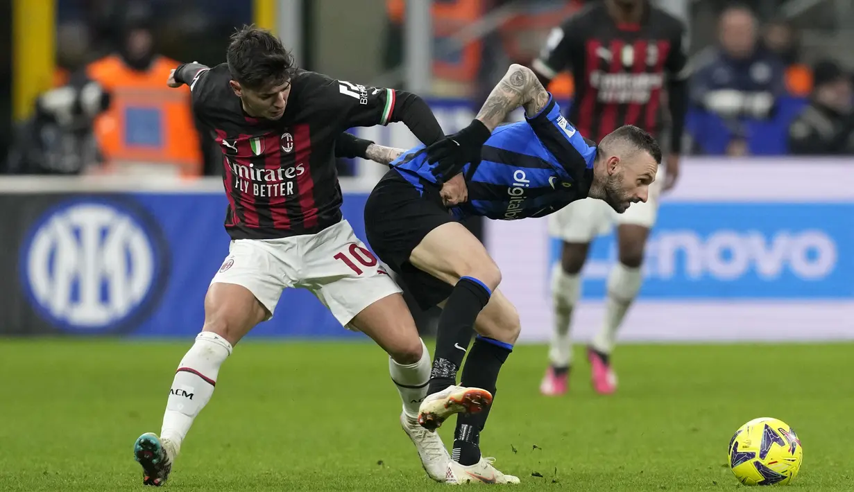 Gelandang AC Milan Brahim Diaz berebut bola dengan gelandang Inter Milan Marcelo Brozovic  dalam laga pekan ke-21 Liga Italia 2022/2023 di Giuseppe Meazza, Senin dini hari WIB (6/2/2023). Sedangkan posisi Milan semakin melorot ke posisi enam dengan 38 poin. (AP Photo/Antonio Calanni)