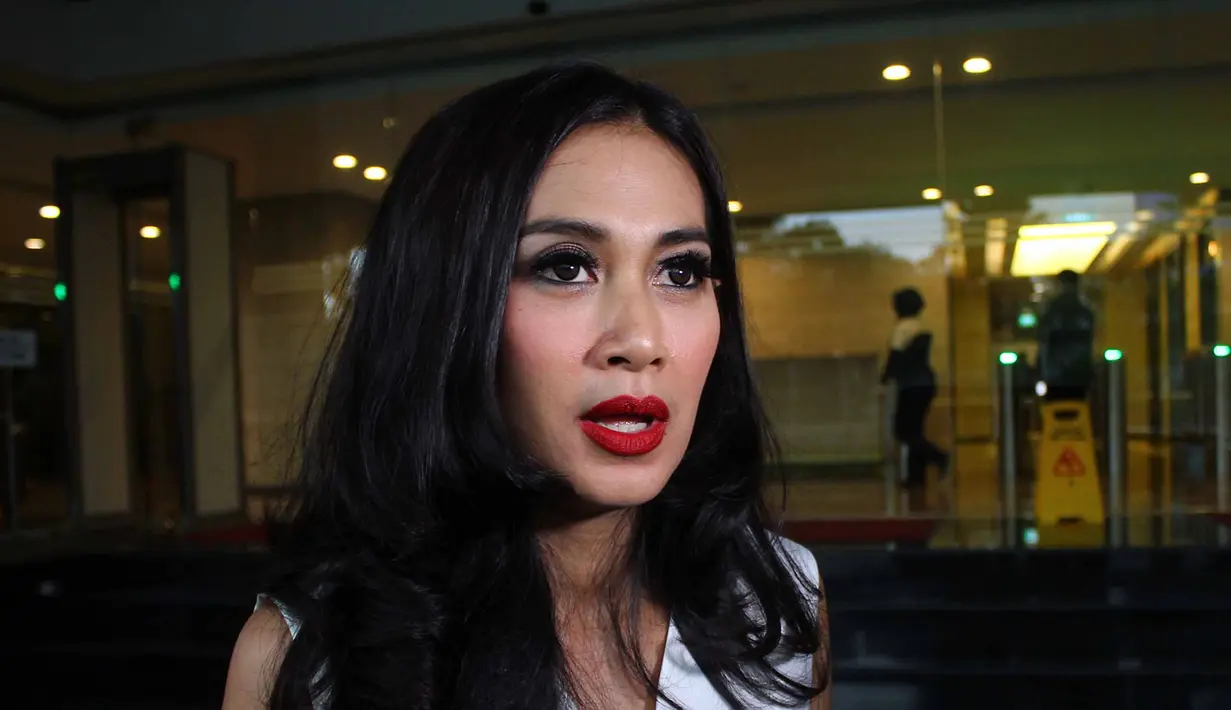 Bintang sinetron Si Manis Jembatan Ancol, Diah Permatasari mulai kangen suasana kebersamaan di lokasi syuting. Lama tidak muncul di layar kaca, aktris senior itu mengaku sengaja mengurangi kegiatannya di dunia hiburan. (Deki Prayoga/Bintang.com)