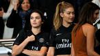  Model Amerika Kendall Jenner (kiri) dan Gigi Hadid (kanan) menyaksikan partai  Ligue 1 Perancis antara PSG and Olympique Marseille di Parc des Princes stadium,Paris, Minggu (04/10/2015). PSG menang 2-1. (EPA/Ian Langsdon)