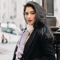 Pergi berlibur ke luar negeri, mantan personel JKT48 ini tampil dengan coat berwarna hitam. Agar lebih hidup, ia tampil dengan dress berwarna kuning. Penampilannya semakin menawan dengan scarf motif yang manis. (Liputan6.com/IG/@ochi24)