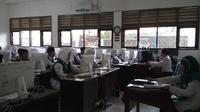 MTS N 2 Kota Cirebon memiliki cara unik demi kelancaran pelaksanaan UNBK pertama mereka yakni dengan menggunakan modem dan tathering atau berbagi koneksi. Foto (Liputan6.com / Panji Prayitno)
