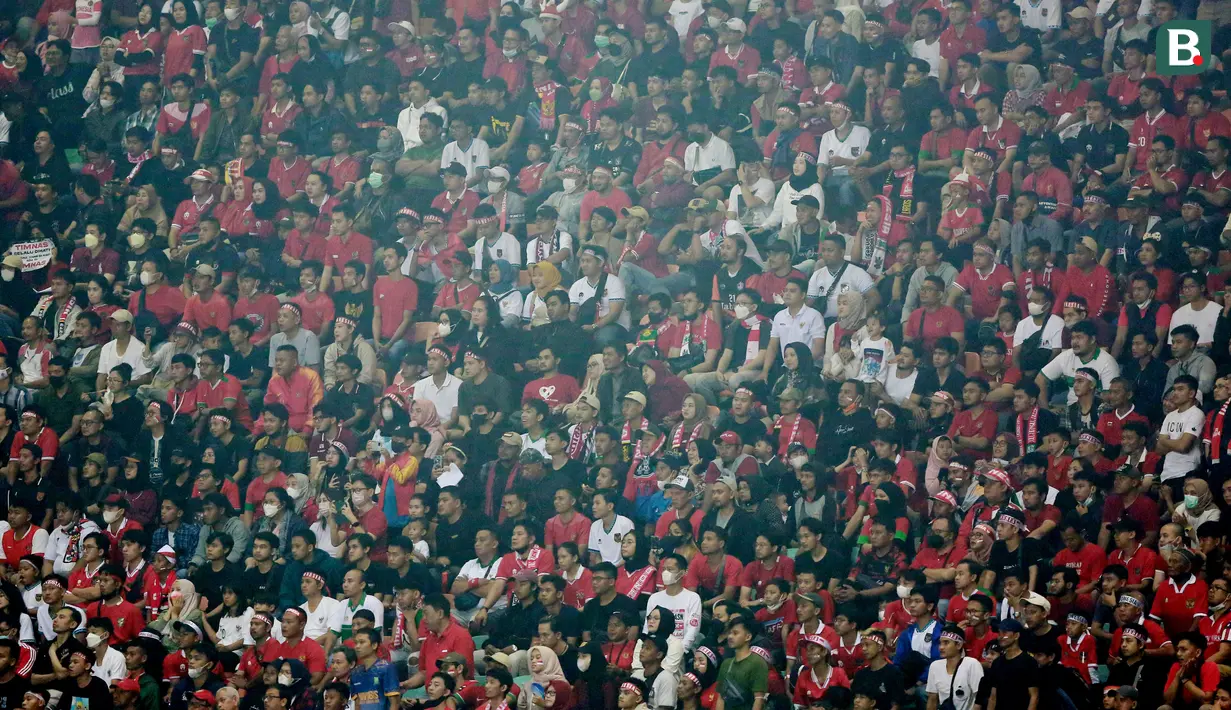 Pemandangan berbeda tampak di laga kedua Timnas Indonesia vs Curacao di FIFA Matchday. Venue digelarnya laga tersebut, Stadion Pakansari, justru ramai dipadati suporter. (Bola.com/M Iqbal Ichsan)