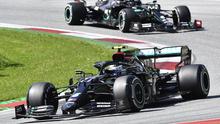 Pembalap Mercedes, Valtteri Bottas memimpin lomba Formula 1 GP Austria di Spielberg, diikuti rekan setim Lewis Hamilton di posisi kedua, Minggu (5/7/2020). (Joe Klamar/Pool via AP)