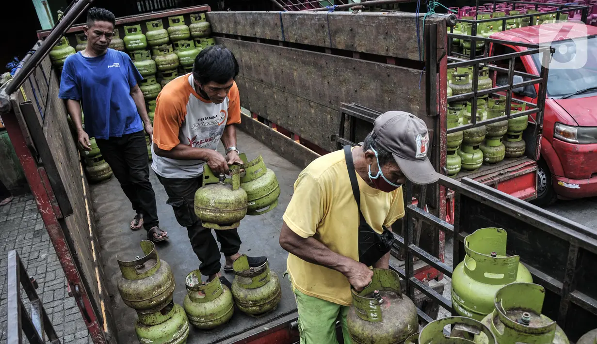Pekerja melakukan bongkar muat tabung elpiji atau LPG 3 kilogram di agen gas kawasan Rawasari, Jakarta, Senin (19/9/2022). Pengurangan jumlah tabung gas melon akan dilakukan secara bertahap. (merdeka.com/Iqbal S. Nugroho)