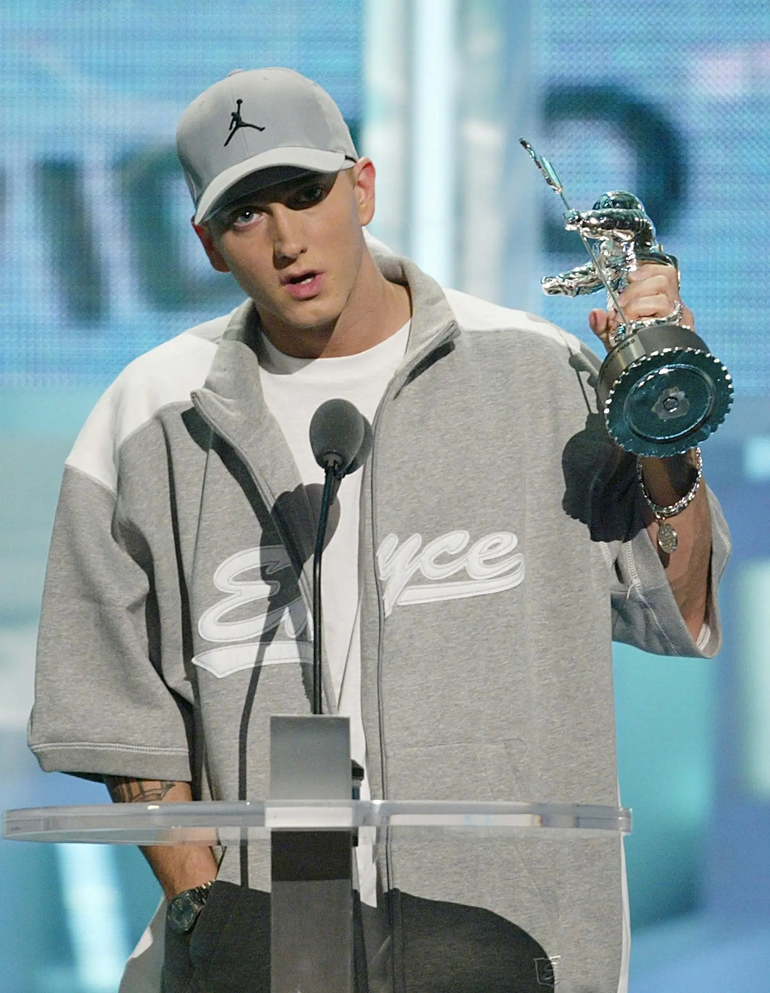 Rapper ternama Eminem tak menamatkan pendidikannya di bangku Sekolah Menengah Pertama. Eminem mengalami drop out karena dirinya tak ikut ulangan dan sering membolos. (AFP/Bintang.com)