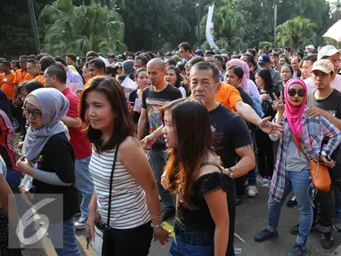 Ribuan penggemar Bon Jovi berbondong-bondong memasuki area Stadion Utama Gelora Bung Karno (SUGBK), untuk menyaksikan konser Bon Jovi, Jakarta, Jumat (11/9/2015). (Liputan6.com/Faizal Fanani)
