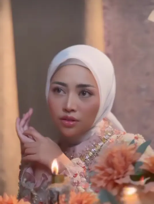 Rachel Vennya belum lama ini mengunggah potret dirinya menggunakan hijab [instagram/rachelvennya]