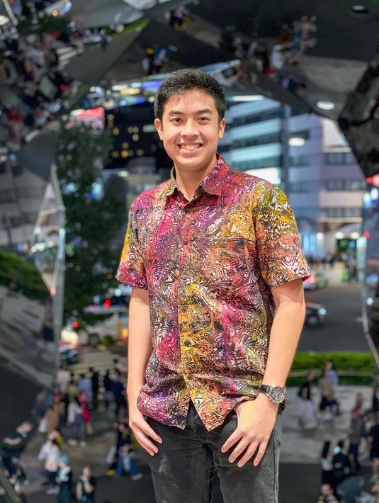 Saat diundang di berbagai acara pun, Jerome Polin juga kerap menggunakan batik. Cowok yang bercita-cita sebagai menteri pendidikan ini menunjukkan kebanggaannya terhadap budaya Indonesia. (Liputan6.com/IG/@jeromepolin)