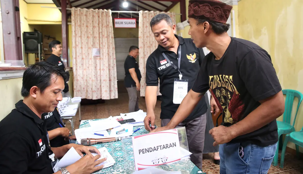 Kaka Slank nyoblos [Fimela/Adrian Putra]