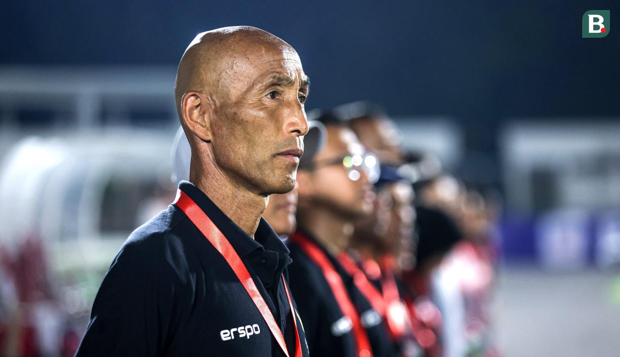 <p>Pelatih Timnas Putri Indonesia,&nbsp;Satoru Mochizuki, saat melawan Singapura dalam laga uji coba di Stadion Madya, Senayan, Jakarta, Selasa, (28/5/2024). (Bola.com/Bagaskara Lazuardi)</p>