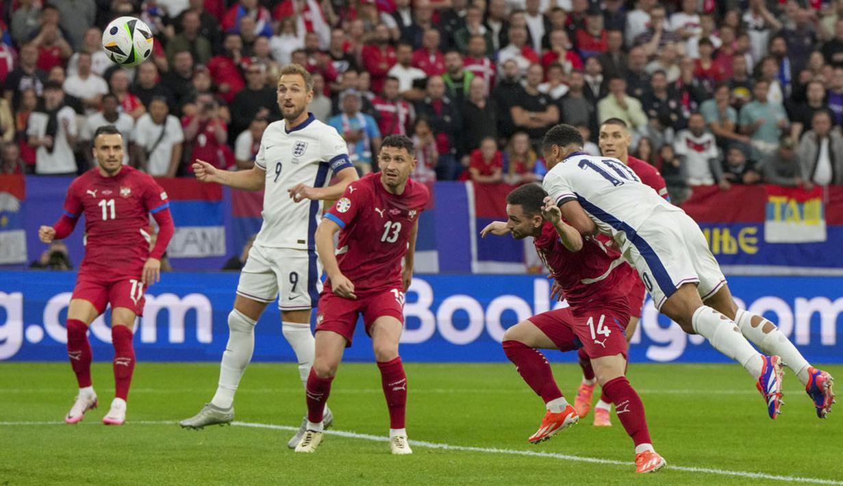 Pemain Inggris, Jude Bellingham, mencetak gol melalui tandukan kepala saat melawan Serbia pada laga Grup C Euro 2024 di Veltins Arena hari Senin (17/06/2024). (AP Photo/Martin Meissner)