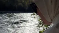 Bersama istrinya,&nbsp;Atalia Praratya, Ridwan Kamil Kembali ke Sungai Aare Swiss untuk mengenang dan mendoakan mendiang putra mereka, Eril. (dok. tangkapan layar video Instagram @ridwankamil/https://www.instagram.com/p/CyLjaaivE4a/)