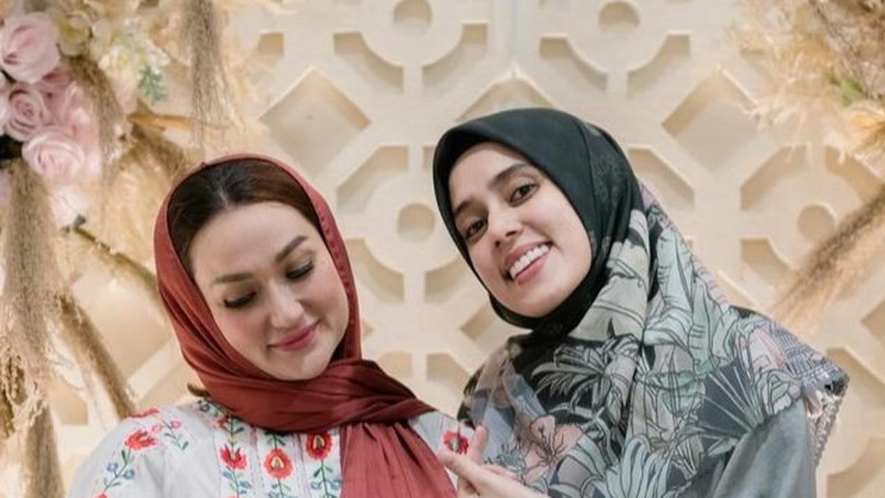 Keluarga Fairuz A Rafiq turut hadir dalam acara tasyakuran itu, mengingat persahabatan mereka yang sudah terjalin erat sejak lama.<br>