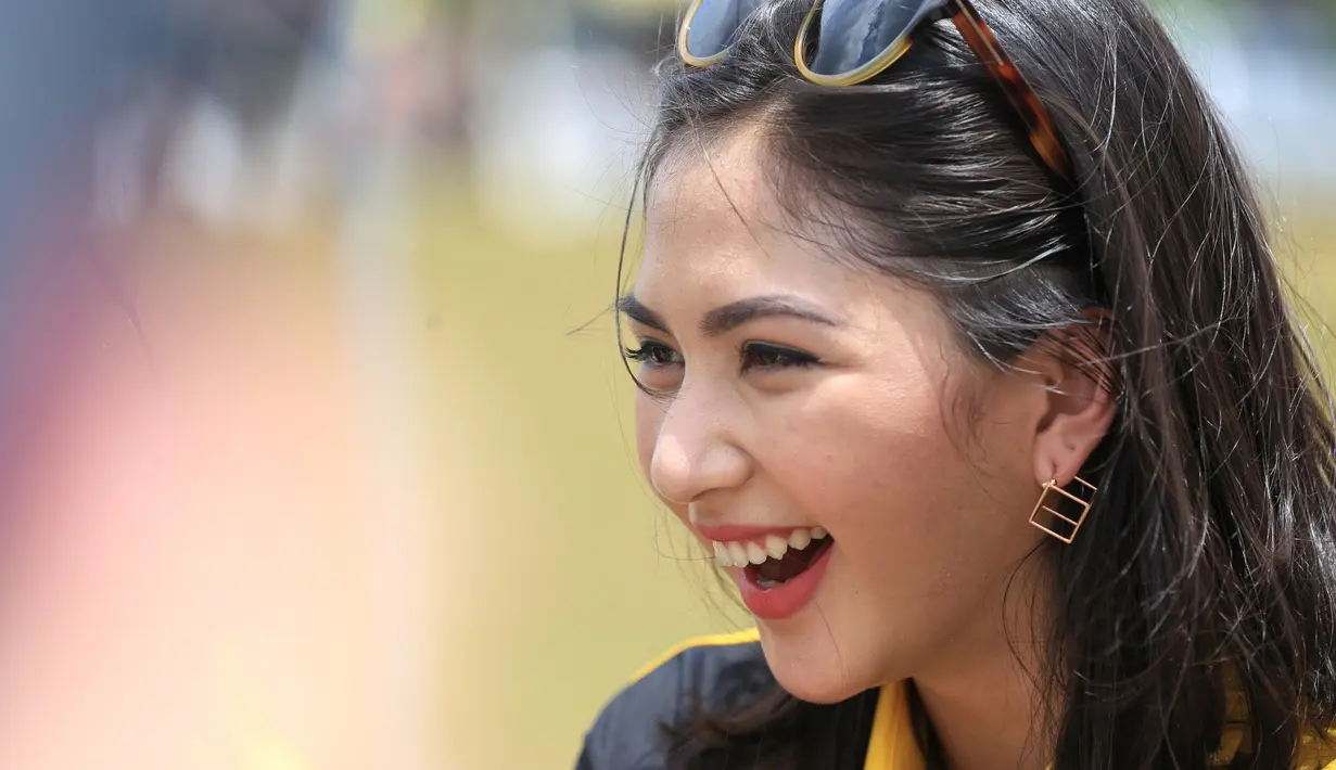 Pertama kali Jessica Milla, menjalani syuting di London. Tidak menyia-nyiakan kesempatan, Jessica memanfaatkan waktunya di sela-sela syuting. Berjalan-jalan bersama dengan mamanya. (Adrian Putra/Bintang.com)