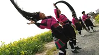 Para wanita di desa Huangluo, Guangxi, Tiongkok mempunyai rambut terpanjang di dunia yang hingga kini menjadi tradisi (sumber: Stylist.co.uk))