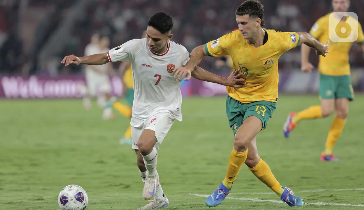 Pemain timnas Indonesia, Marselino Ferdinan (kiri) berebut bola dengan Alessandro Circati (Australia) pada laga kedua Grup C putaran ketiga Kualifikasi Piala Dunia 2026 Zona Asia di Stadion Utama Gelora Bung Karno (SUGBK), Jakarta, Selasa (10/9/2024). (Liputan6.com/Angga Yuniar)